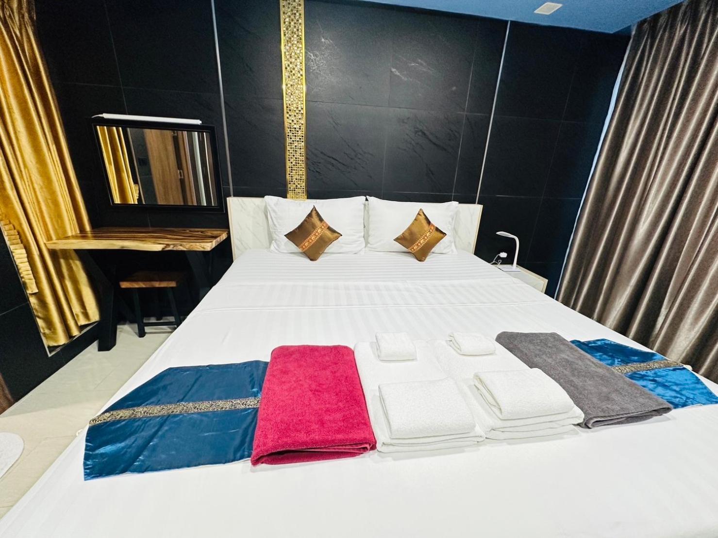 Luxury Business Suits In Grand Avenue By Pattaya City Estates Exterior foto